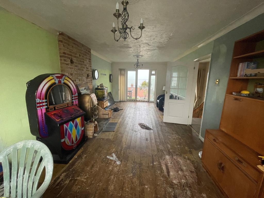 Lot: 124 - DETACHED FOUR-BEDROOM HOUSE WITH IMPRESSIVE SEA VIEWS - First floor living room with access to balcony